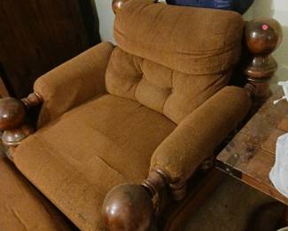 Solid Vintage Chair with Ottoman
