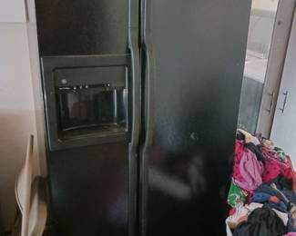 Working Side by Side Refrigerator/Freezer