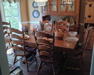 Beautiful large Broyhill Diningroom Table with 2 leafs, and eight chairs. Matching China Cupboard Hutch also available.