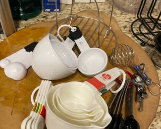 Measuring cups and spoons