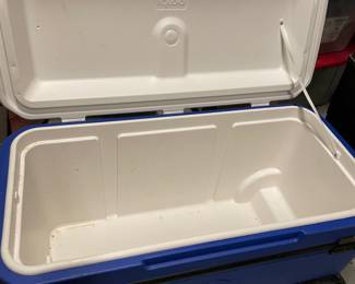 Large cooler with wheels 