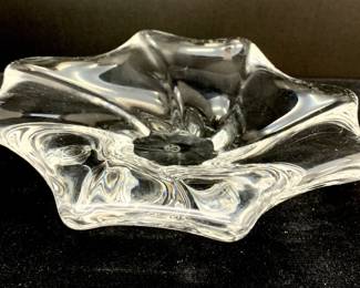 Lot # 1	   $25.00	BACCARAT CRYSTAL ORGANIC FORM CANDY DISH	Height 1.5 in, diameter 6.5 in. Free-form design with the Cadix pattern. Crafted in 1950 using hand-blown glass production techniques. Made in France, 	Bid at Woodardlipe.com or call  314-899-0098 for more information.