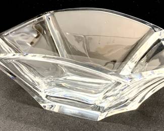 Lot # 3	 $100.00	BACCARAT SIX SIDED "GINKGO' BOWL	Height 3 in, width 8.25 in, depth 5 in. Made in France, this piece is part of the Ginkgo Collection by Baccarat. Signed on bottom.  Bid at Woodardlipe.com or call 314-899-0098 for more information.