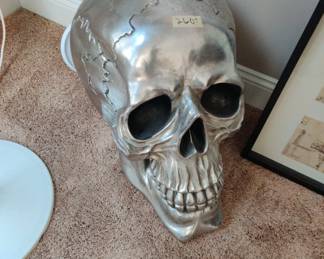 The skeleton head is approximately 2' tall