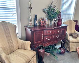 Thomasville buffet that matches China cabinet & Dining Table 
$349