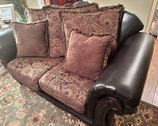 Couch and love seat set with pillows 
Great condition 
Love seat  Height 40”
Length 64”
Depth 34” 