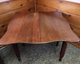 Unique folding table