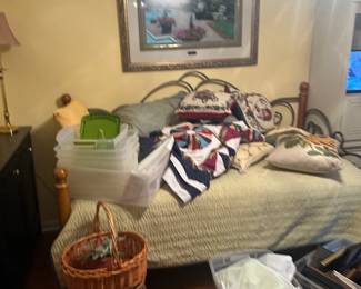 daybed in guest bedroom