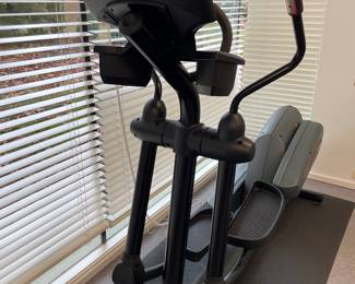 Life Fitness 9500 HR elliptical - rear drive - like new