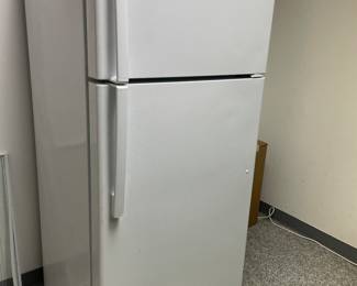 GE white - like new - freezer/refrigerator
