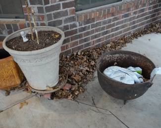 cast iron pot-1of 3