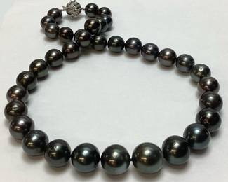 14KT WHITE GOLD TAHITIAN PEARL & DIAMOND NECKLACE, 0.35cts DIAMONDS, 91.9g TOTAL WEIGHT, G.I.A. CERTIFIED, GGA APPRAISAL $10,360.00