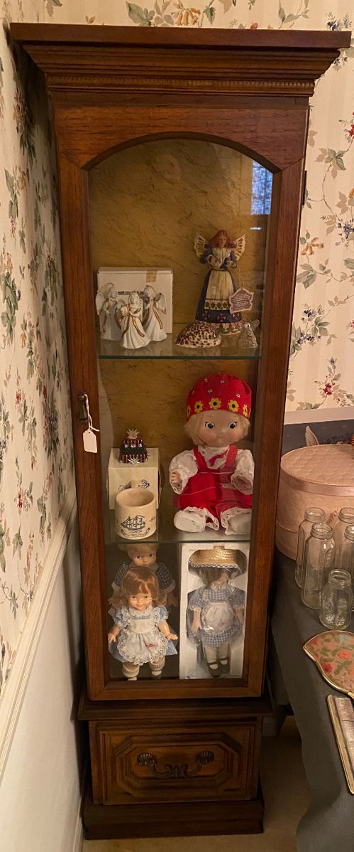 Display Cabinet/Dolls