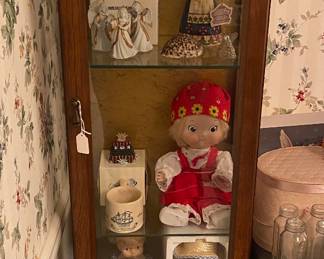 Display Cabinet/Dolls