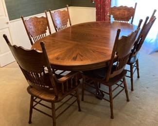 Nice table and six chairs 