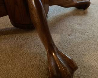 Claw feet on the dining table 