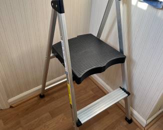 Folding step ladder