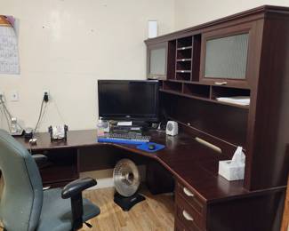 Corner office desk and hutch 