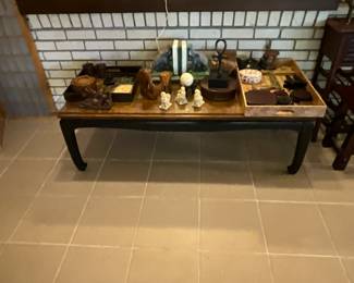 Sunroom off family room - table with decor 