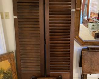 2 wooden screens 