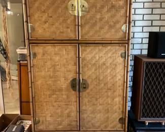 Cabinet with electronics - closed 