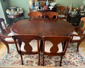 Solid wood Table with 8 chairs and 2 leaves