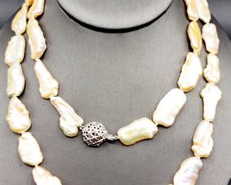 Large baroque pearl necklace 