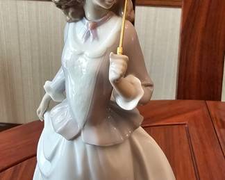 Lladro Porcelain Figurine ' On the Boulevard' retired no 6545.
