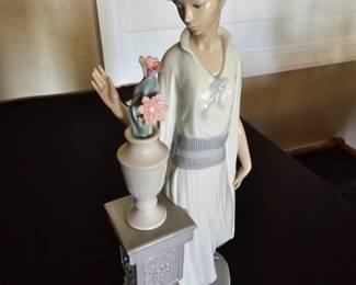 Lladro Porcelain Figurine 5175 Lady Grand Casino