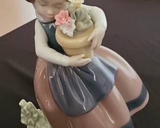 Lladro Porcelain Figurine 5862 Fragrant Bpuquet