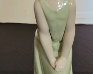 Lladro Porcelain Figurine 5009 Curious Girl with Straw Hat