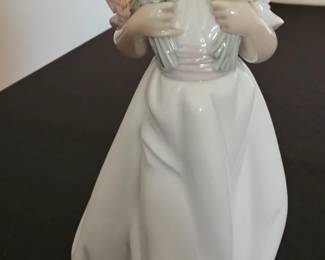 Lladro Porcelain Figurine 7603 Spring Bouquets