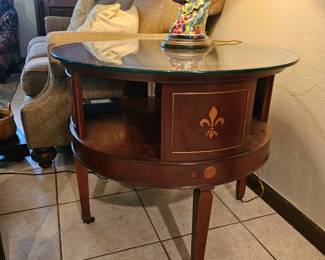 Mahogany Fleur de Lis Design Round End Table 