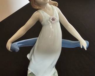 Lladro Porcelain Figurine 8363 Gentle Breeze