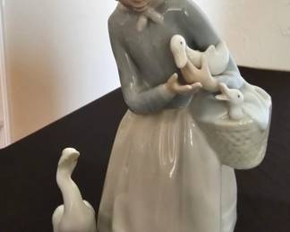 Lladro Porcelain Figurine Shepherdess Girl 4568