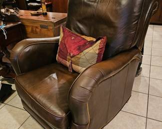 Motioncraft recliner. Brown
Leather