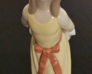 Lladro Porcelain Figurine Rose Girl.8042
