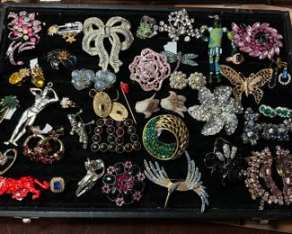 Vintage costume jewelry brooch collection 