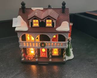 Dept 56 New England home collectible, lighted house with light, Captain's Cottage 1990