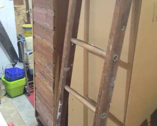Wood ladder for quilt displays