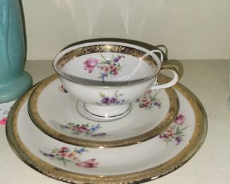 Cup and saucers set