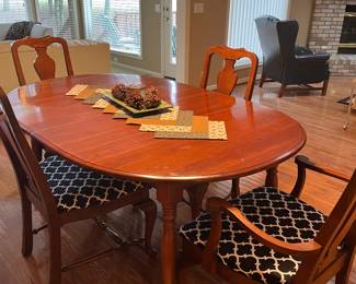 6 Chair Dining Table w/leaves