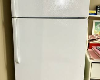 General Electric fridge/freezer in working condition