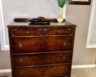 Vintage chest of drawers (matches bed and dresser)
