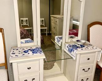 Vanity w/ 3-part mirror, glass insert