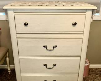 Matching 4 drawer chest of drawers, matches vanity