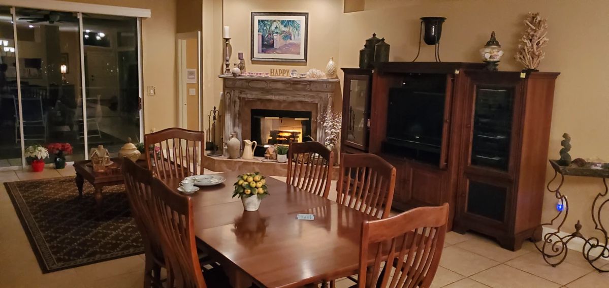 Nichols and Stone Dining table with 4 chairs, 2 Captains chairs, 2, 15" leaves and protective pads.