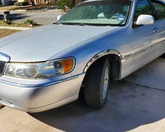 •	1998 Lincoln Town Cartier 4D Sedan. Clean Cream Leather interior.  151,000 M.  4.6L 281 CID V8 SOHC.  Starts rough but hums when driven.  Car interior is clean, but sun beaten, and exterior pain is worn from Texas heat, but this car has miles of road to travel and a gem of a deal at $2000.00  