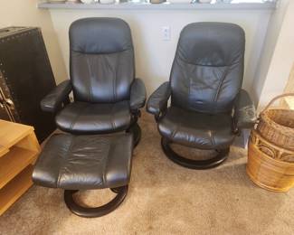 his and hers stressless recliners one with ottoman