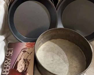 Metal Cooking Wear With A Cranberry Set